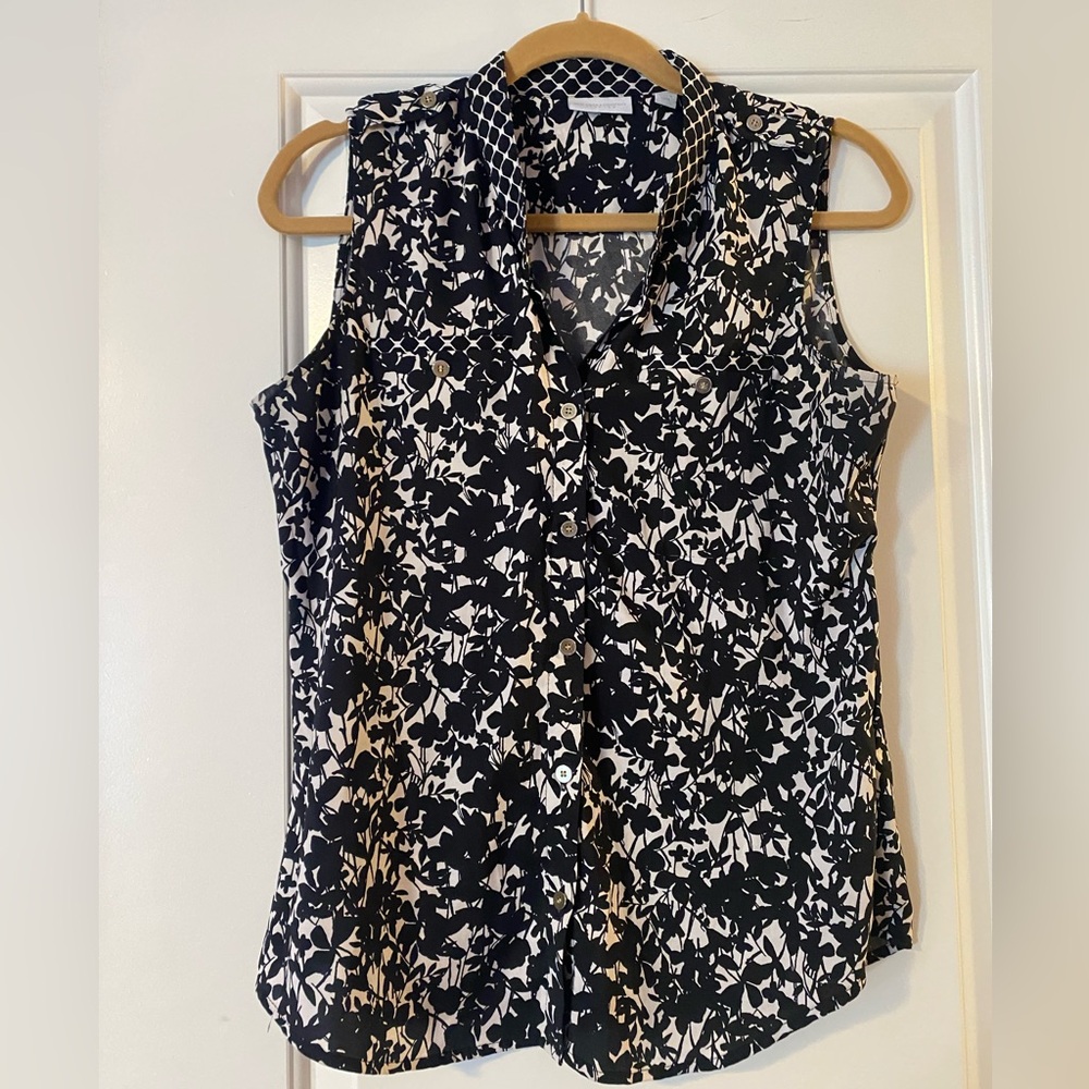 New York & Company Black and White Patterned Sleeveless Blouse
